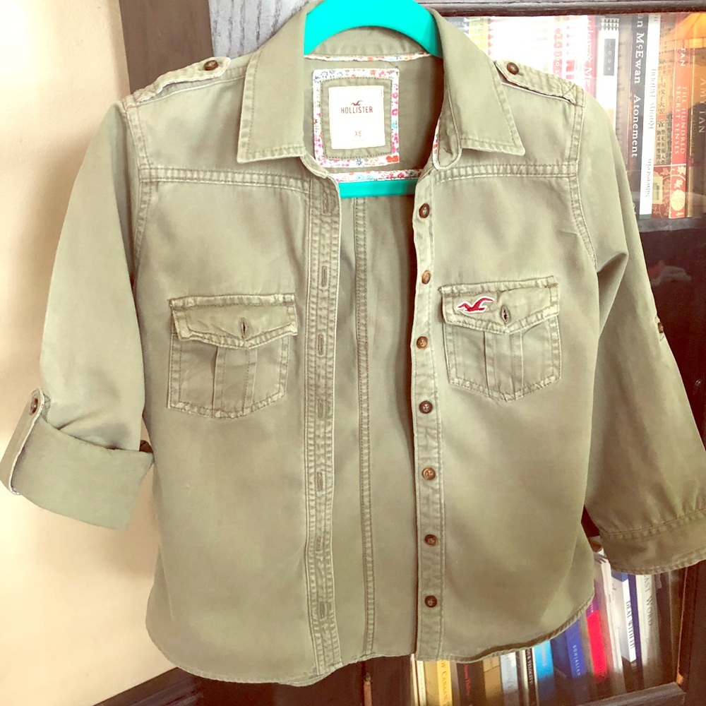 ⭐️⭐️Army green XS HOLLISTER button down. PERFECT!!